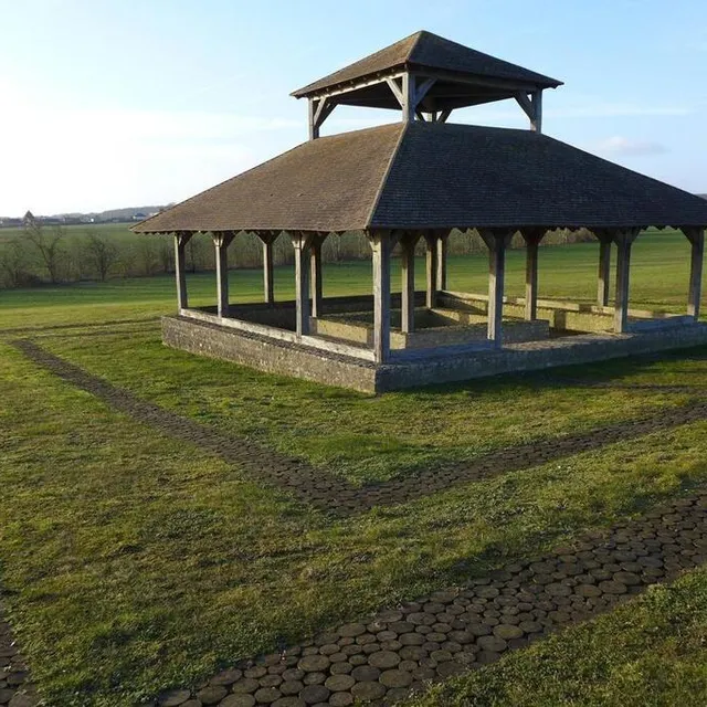 photo le petit temple rural (fanum) antique reconstitué d’oisseau-le-petit.  ©  archives