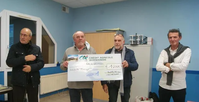 photo  hervé quettier, à droite, et des membres du bureau remettent un chèque de 1 000 € à dominique levoyer, 2e en partant de la gauche.  &copy;  ouest-france 