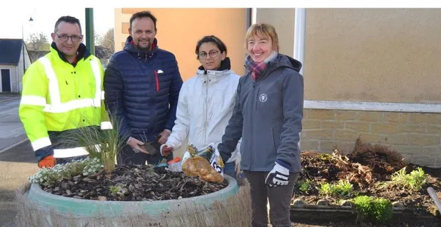 photo  lors de la plantation de bulbes dans une jardinière face à l’église.  &copy;  le maine libre 