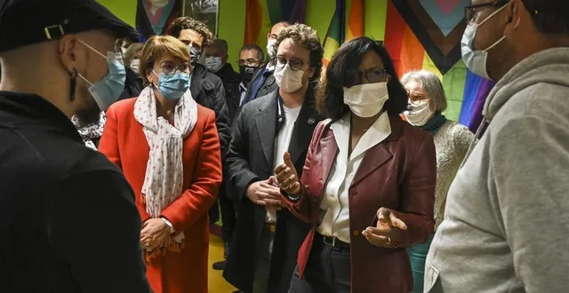 photo  elisabeth moreno, ministre de la diversité et de l’égalité des chances a rencontré plusieurs collectifs luttant contre les discriminations aux lgbti +. ici entouré de yann massart, responsable de dites je suis là (en second plan), et de florian poupon, président de l’association homogène (à droite).  &copy;  le maine libre – denis lambert 
