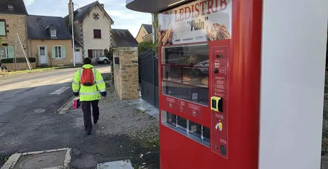 photo  à saint-aubin-de-locquenay, un distributeur automatique de pain a été installé en centre bourg.  &copy;  le maine libre 
