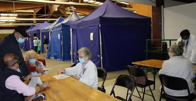 photo  hormis pour le centre de vaccination du jeudi 2 décembre 2021 au merlerault, les prochains centres se feront sur rendez-vous en contactant le numéro de la maison france services à sainte-gauburge.  &copy;  archives ouest-france 