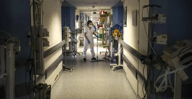 photo  le centre hospitalier demande au strict respect des gestes barrières.  &copy;  archives le maine libre – denis lambert 