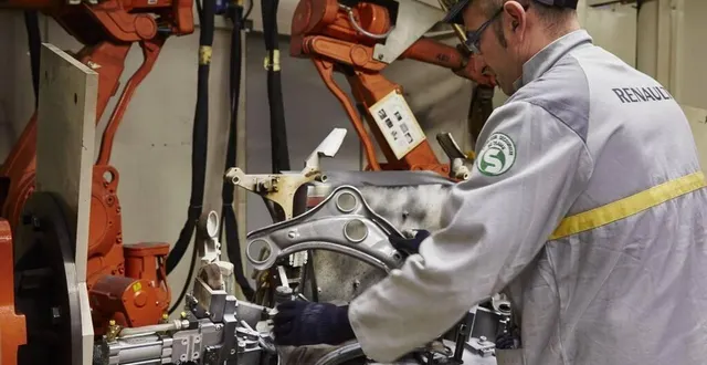 photo  comme tous les constructeurs automobiles, le groupe renault manque de composants électroniques pour fabriquer ses voitures. l’usine du mans a dû se remettre au ralenti (photo d’illustration).  &copy;  archives ouest-france 
