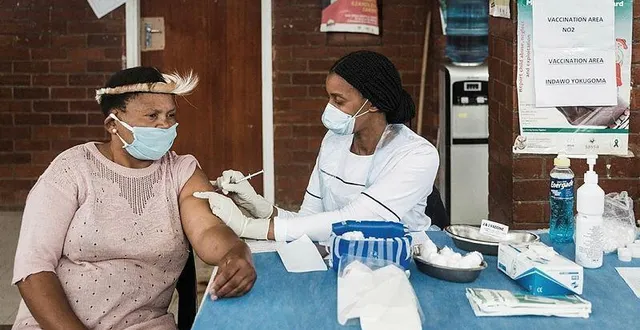 photo  une femme est en train de recevoir un vaccin janssen contre le coronavirus, à durban, en afrique du sud, le 24 septembre 2021.  &copy;  rajesh jantilal / afp 