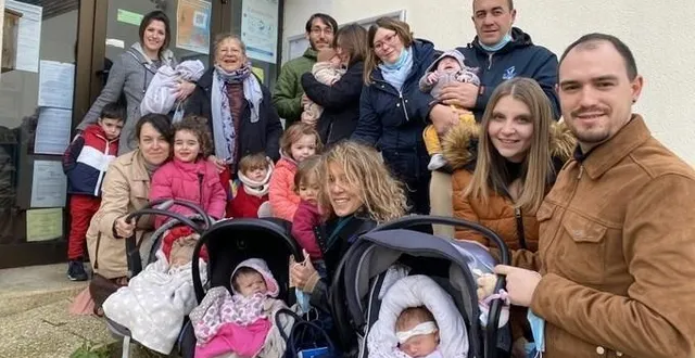 photo  en pyjama ou turbulette, malgré leur agenda bien rempli de nourrissons, six des onze jeunes citoyens nés en 2021 à tresson se sont précipités en mairie, répondant à l’invitation d’ouest-france pour la grande photo de famille.  &copy;  photo : ouest-france 