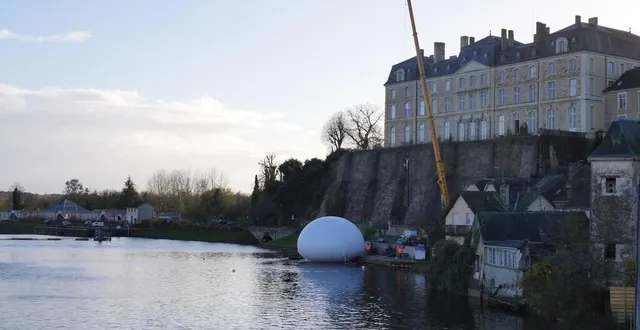 photo  mercredi 1er décembre, au pied des remparts du château de sablé-sur-sarthe, la bulle était en cours d’installation.  &copy;  le maine libre 
