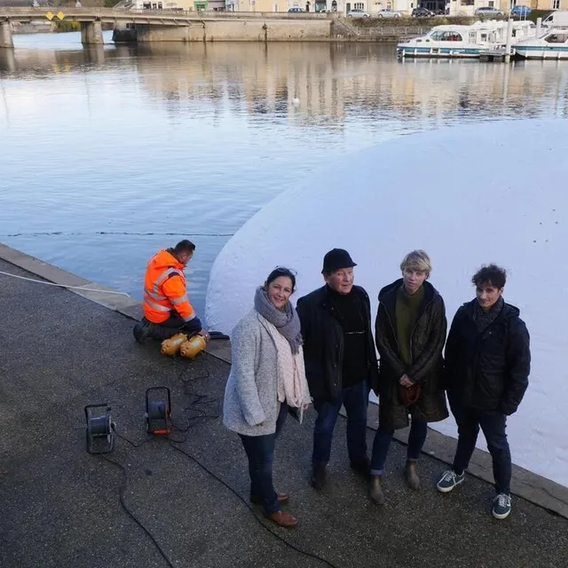 photo manuela gourichon, jean-claude ragaru, sabrina lucas et l’artiste, allan felisberto, devant la bulle en cours d’installation sur la rivière sarthe.  ©  le maine libre