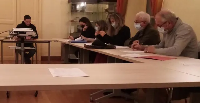 photo  les élus de challain-la-potherie ont voté majoritairement en faveur d’une sortie du syndicat intercommunal du candéen. le maire anaël robert (à gauche) y était favorable, dominique faure (2e en partant de la droite) aurait souhaité une étude collective préalable.  &copy;  ouest-france 