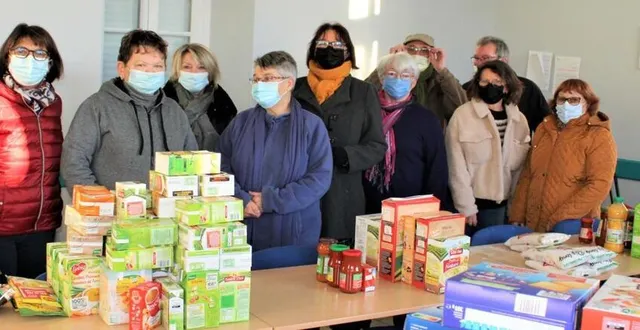 photo  cette collecte a eu lieu le week-end dernier, à la porte du magasin intermarché. les membres des ccas des communes de laigné et de saint-gervais-en-belin ont fait la pesée, en mairie. « nous avons compté 639 kg de denrées et de produits d’hygiène. c’est moins bien que l’année 2020 qui a été exceptionnelle compte tenu des circonstances sanitaires (880 kg) mais c’est le double de 2019 qui avait seulement rapporté 300 kg. » six familles à laigné et cinq familles à saint-gervais bénéficieront encore des produits de la banque alimentaire cet hiver.  &copy;  ouest-france 