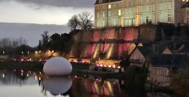 photo  la bulle sur la sarthe, face aux remparts du château, à la nuit tombante, mercredi 1er décembre 2021, à sablé-sur-sarthe (sarthe).  &copy;  ouest-france 