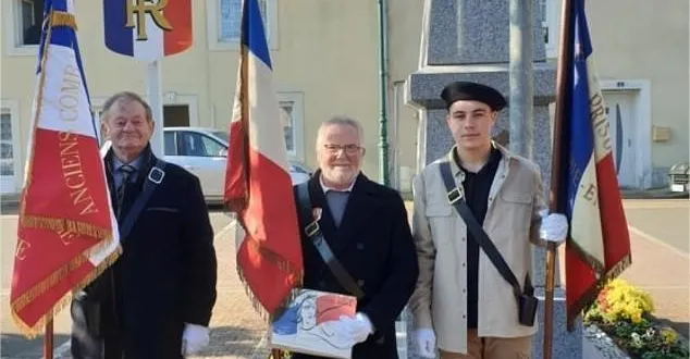 photo  tanguy lanoë, jeune porte-drapeau, à côté de jean-marie esnault, qui a reçu le diplôme et la médaille d’honneur pour avoir assuré cette fonction durant cinq ans.  &copy;  unc-afn-soldats de france de joué-en-charnie 