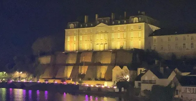 photo  le château de sablé-sur-sarthe était éclairé d’une lumière jaune, mardi 30 novembre 2021.  &copy;  ville de sablé-sur-sarthe 