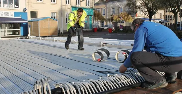 photo  la patinoire en cours d’installation, mercredi 1er décembre, place du champ-de-foire à sablé-sur-sarthe (sarthe).  &copy;  ouest-france 