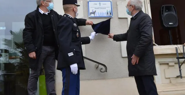 photo  la plaque dévoilée par le sous-préfet, le colonel de joux et le maire marc mercier.  &copy;  le maine libre 