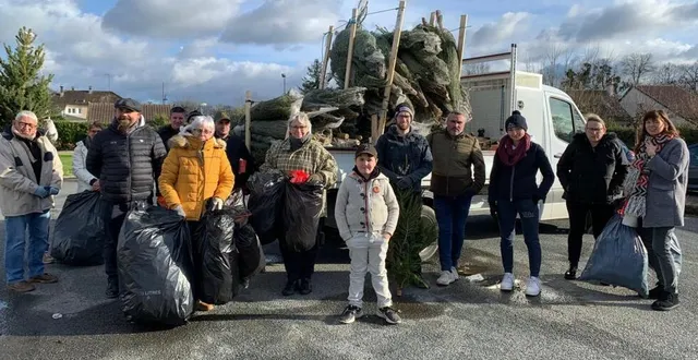 photo  au départ de la salle polyvalente, les bénévoles ont décoré de sapins les rues principales et les commerces de la commune.  &copy;  ouest-france 