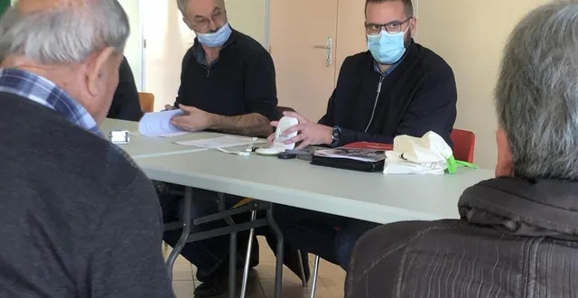 photo  la convention a été signée entre la mairie de courgenard et l’entreprise « présence verte ».  &copy;  le maine libre 