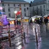 photo le marché de noël du mans a ouvert ce samedi 27 novembre 2021. une première journée un peu douchée par les conditions météo.