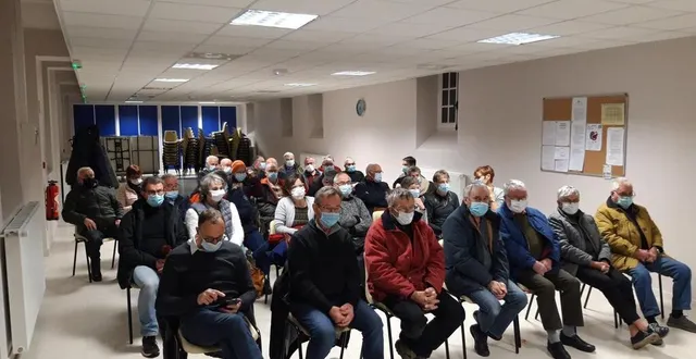 photo  les signaleurs et bénévoles des 10 kilomètres de sées se sont réunis pour les derniers préparatifs.  &copy;  ouest-france 