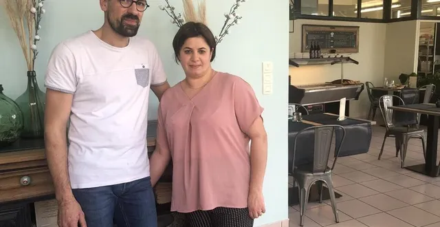 photo  anthony et jennifer mallié dans la salle de restaurant la pomme de pin, à thorée-les-pins.  &copy;  ouest-france 