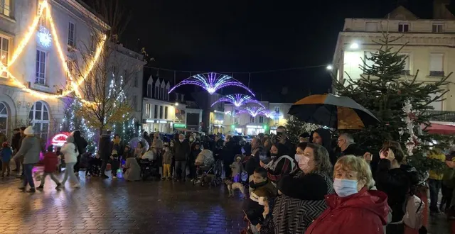 photo  il y avait foule sur la place raphaël-élizé pour assister au lancement des illuminations.  &copy;  ouest-france 