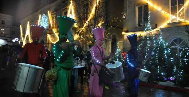 photo  déambulation musicale et lumineuse avec la compagnie bazartouka dans le centre ville.  &copy;  le maine libre 