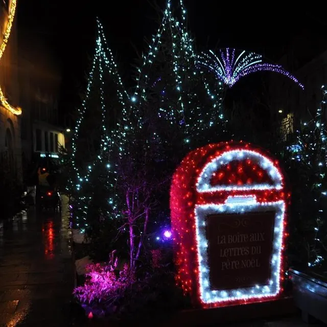 photo une grosse boîte lumineuse est installée devant la salle des mariages. elle attend les courriers destinés au père noël.  ©  le maine libre