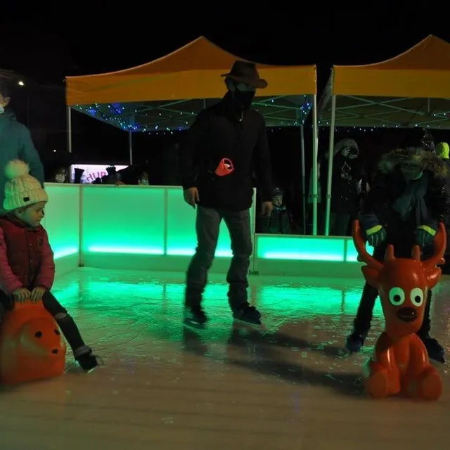 photo nouveau, cette année : une patinoire est installée sur la place du champ-de foire, jusqu’à dimanche soir. le hic : il y avait beaucoup d’eau ce vendredi soir…  ©  le maine libre