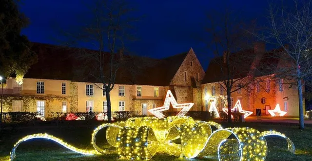 photo  l’abbaye de l’épau et ses nouvelles illuminations, un voyage sonore et lumineux à ne pas manquer, visible jusqu’au 16 janvier.  &copy;  le maine libre – yvon loué 