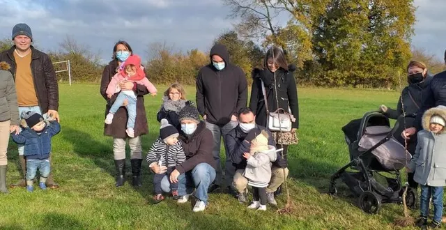 photo  parents et élus ont participé ensemble à la plantation de neuf arbres.  &copy;  ouest-france 