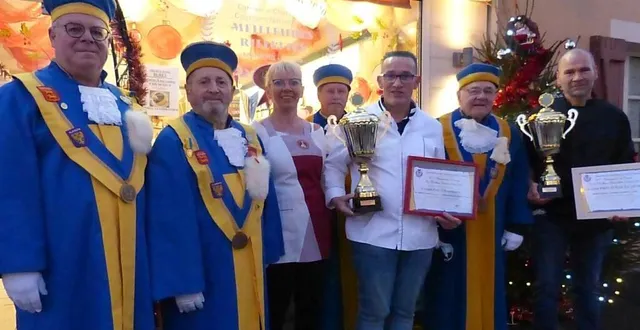 photo  les membres de la commanderie des fins goustiers ont remis deux prix d’excellence qui distinguent le travail d’isabelle et pascal buret ainsi que celui de leur chef de production, alain chevalier  &copy;  le maine libre 