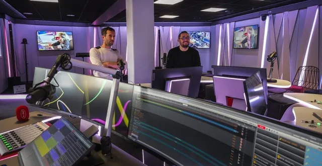 photo  le mans, jeudi 2 décembre 2021. wilfrid tocqueville et émilien borderie, ici dans le studio principal, sont ambitieux. le nouveau vaisseau sweet fm a été mis en orbite.  &copy;  photo le maine libre – denis lambert 