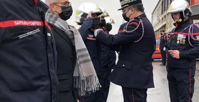 photo  le contrôleur général christophe burbaud, chef de corps des sapeurs-pompiers de la sarthe, a remis des médailles lors des deux cérémonies organisées au mans pour la sainte-barbe.  &copy;  le maine libre 