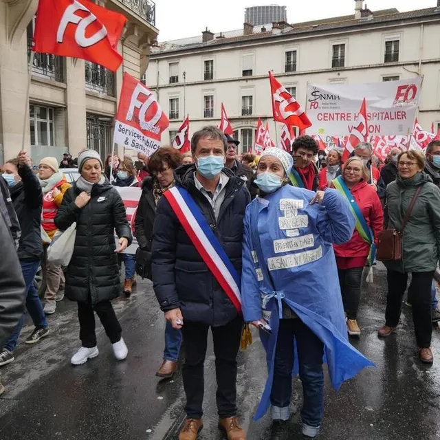 photo le maire de parcé-sur-sarthe michel gendry et une soignante du pssl.  ©  le maine libre
