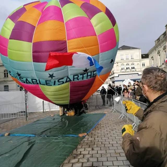 photo des baptêmes de doudous en montgolfière étaient proposés au profit du téléthon. mais l’association aérostatique a dû tout replier en raison de rafales de vent.  ©  le maine libre