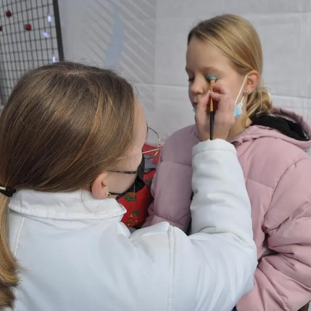 photo inès se fait maquiller au marché de l’avent à sablé avant sa sœur jumelle, anastasia.  ©  le maine libre