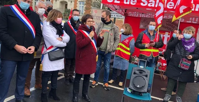 photo  nadine grelet-certenais, maire de la flèche (au micro) a demandé au ministre de la santé de revenir en sarthe pour évoquer la situation du pssl.  &copy;  ouest-france 