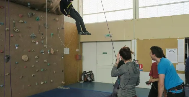 photo  durant 24 heures, les grimpeurs plus ou moins expérimentés se sont succédé sur les voies installées par le club alpin sabolien.  &copy;  ouest-france 