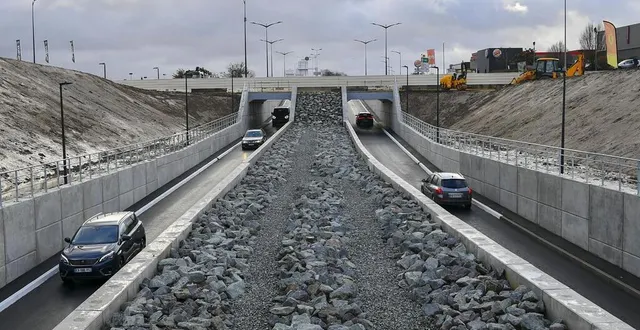 photo  les deux voies souterraines permettent désormais de franchir le rond-point de l’océane, dans les deux sens, vers mans et vers alençon, en passant en dessous.  &copy;  photo le maine libre -  yvon loue 