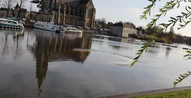 photo  œuvre artistique, la bulle géante installée sur la rivière face aux remparts du château, à sablé-sur-sarthe, a semble-t-il coulé, ce dimanche 5 décembre 2021.  &copy;  ouest-france 