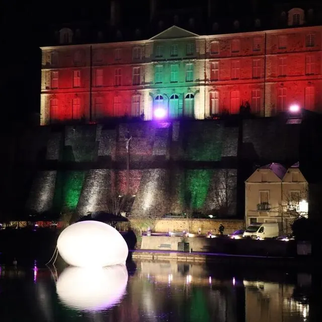 photo samedi 4 décembre 2021, lors du son et lumière proposé à 19 h à sablé-sur-sarthe, la bulle géante flottait encore sur la rivière.  ©  ouest-france
