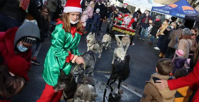 photo  le père noël a fait une arrivée remarquée en traîneau, tiré par huit chiens, samedi 4 décembre 2021, au marché de l’avent de sablé-sur-sarthe.  &copy;  ouest-france 