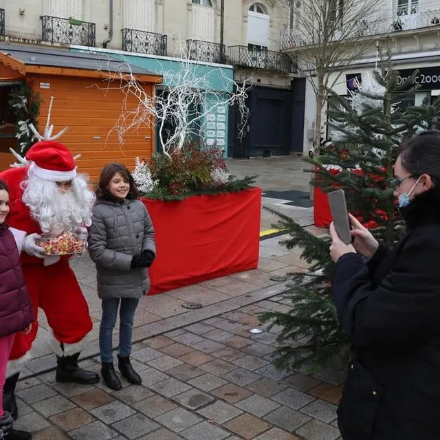 photo la traditionnelle photo avec le père noël. ici, place raphaël-élizé, à sablé-sur-sarthe, sur laquelle était installé le chalet de l’homme en rouge.  ©  ouest-france
