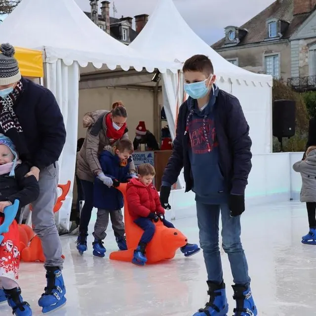 photo malgré des soucis techniques liés à la fonte de la glace, la patinoire a pu rouvrir et a fait le plein, dimanche 5 décembre 2021, place du champ-de-foire, à sablé-sur-sarthe.  ©  ouest-france