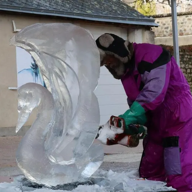 photo parmi les animations proposées pour ce week-end de festivités de noël 2021 à sablé-sur-sarthe, des démonstrations de sculpture sur glace.  ©  ouest-france