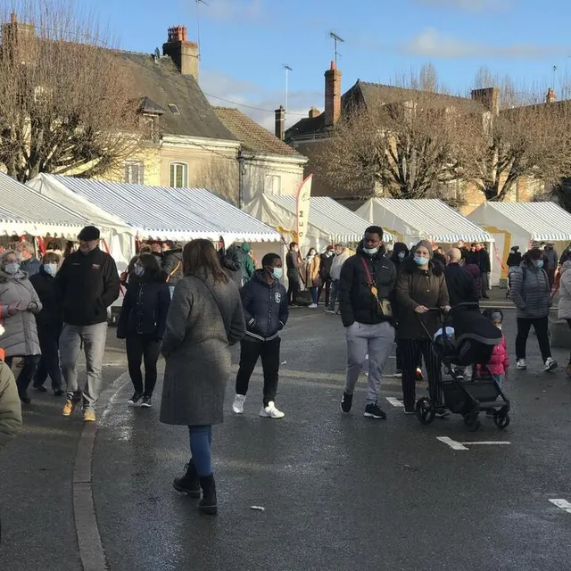 photo le marché de l’avent, place de la république, à sablé-sur-sarthe, a attiré davantage de monde le dimanche 5 décembre 2021. météo clémente oblige.  ©  ouest-france