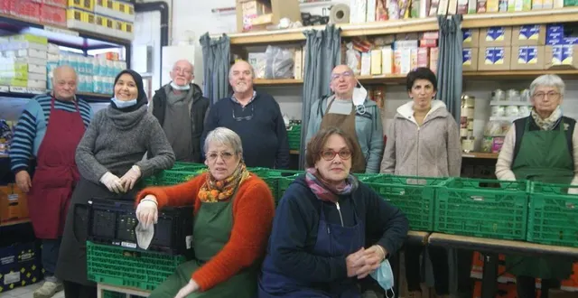 photo  en haut, 2e en partant de la gauche, le président dominique levoyer et une partie de l’équipe de bénévoles qui œuvrent pour les personnes dans le besoin.  &copy;  ouest-france 