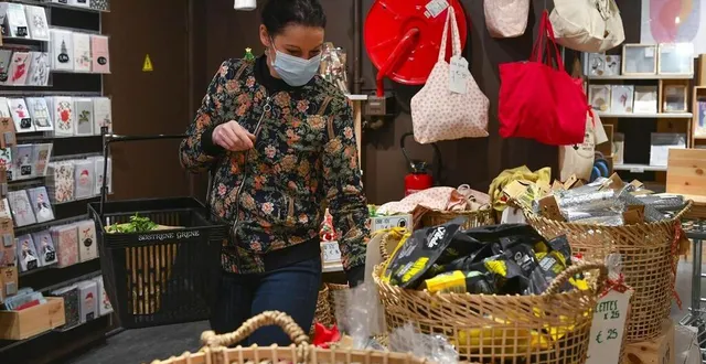 photo  peu de monde dans les magasins en ce dimanche matin.  &copy;  photo le maine libre – yvon loué 