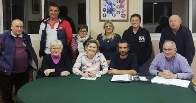 photo  bernadette pilté, secrétaire, lindsay gaineau-tison, vice-présidente, françois perronny, président, éric hersant, trésorier, pascal champclou, maire de rouperroux-le-coquet et des bénévoles.  &copy;  le maine libre 