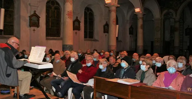 photo  le chef de chœur claude jullemier chauffe les voix.  &copy;  le maine libre 